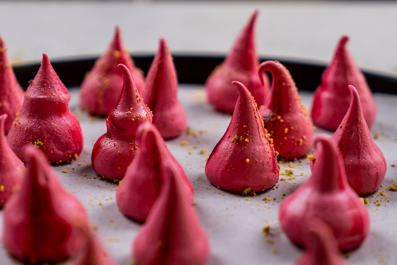 meringues cuisson au four de couleur rose dessert enfant anniversaire fete des meres