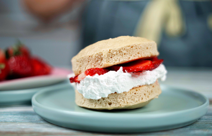 mettre un biscuit dessus la rangée de fraises gateau sans gluten recette simple et rapide farine d amande creme fouettee fraises