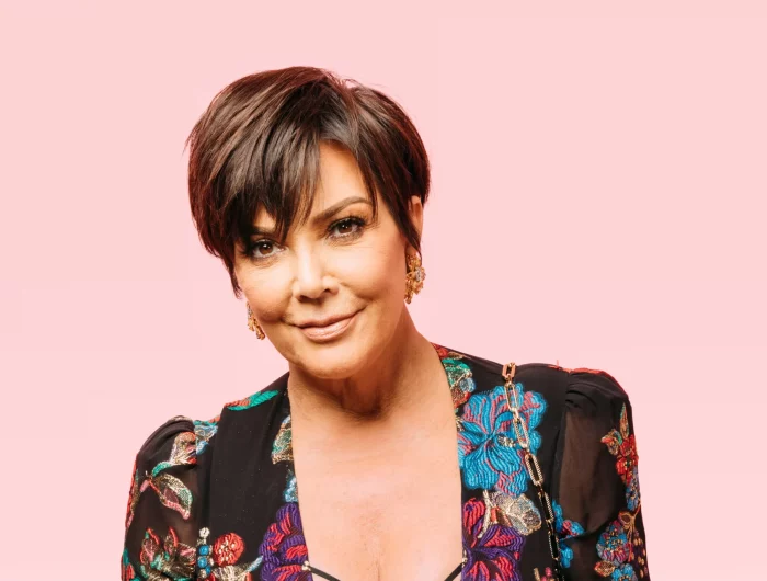 modele de coupe de cheveux dégradé pour femme de 60 ans kris jenner cheveux mèches rebelles