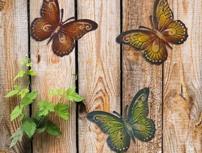 modele de decoration murale exterieur en metal papillons colores sur mur bois