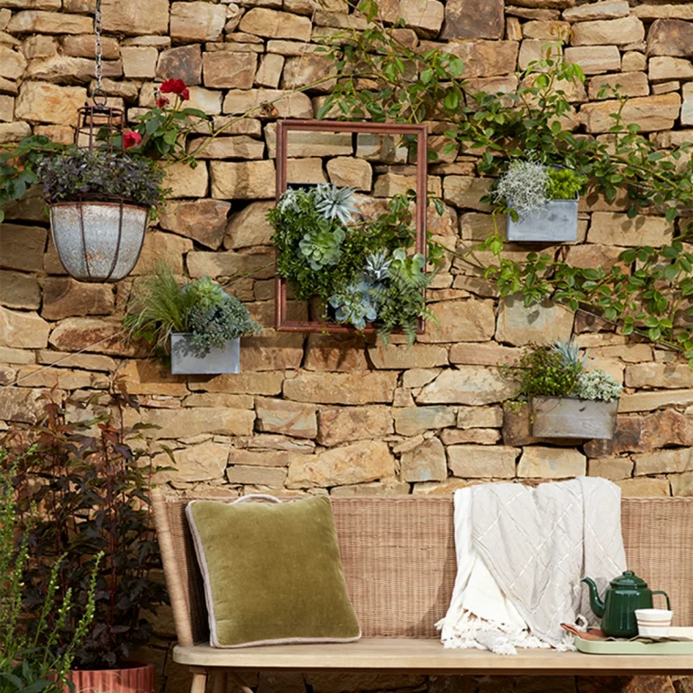 mur en pierre decoration jardin plantes canape