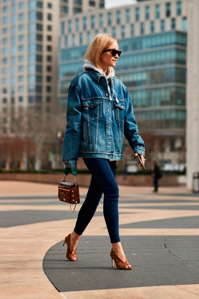 pantalon slim chaussures talon style avec veste en jean femme