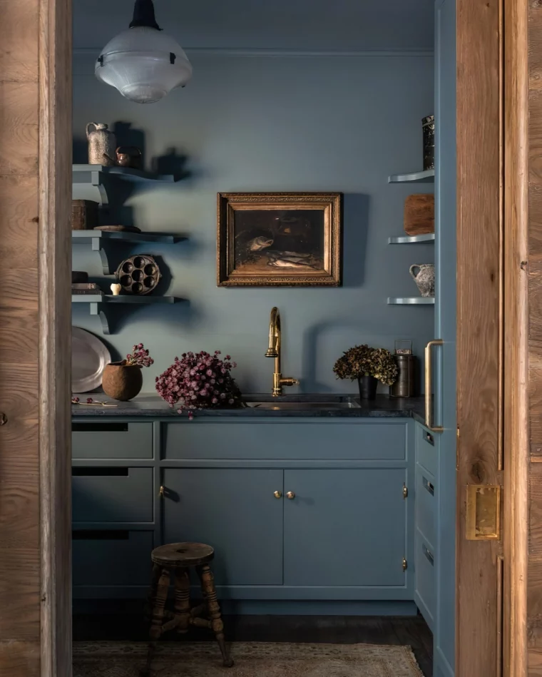 peinture bleu cuisine fonce rangement ouvert etageres murales tabouret bois