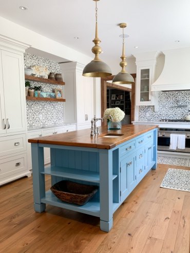 peinture cuisine tendance 2022 ilot bleu et bois armoires blanches