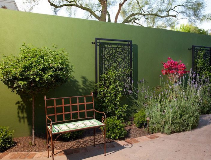 peinture verte deco habillage mur exterieur bordure de jardin abtustes et petitss arbres