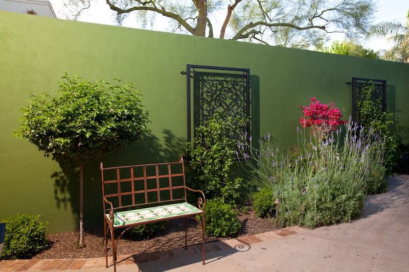 peinture verte deco habillage mur exterieur bordure de jardin abtustes et petitss arbres