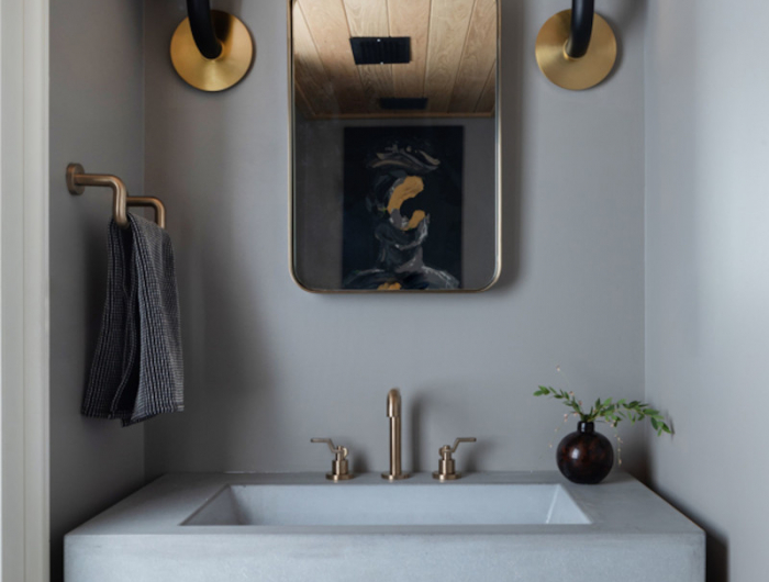 petit salle de bain zen peinte en gris clair et meubles en bois
