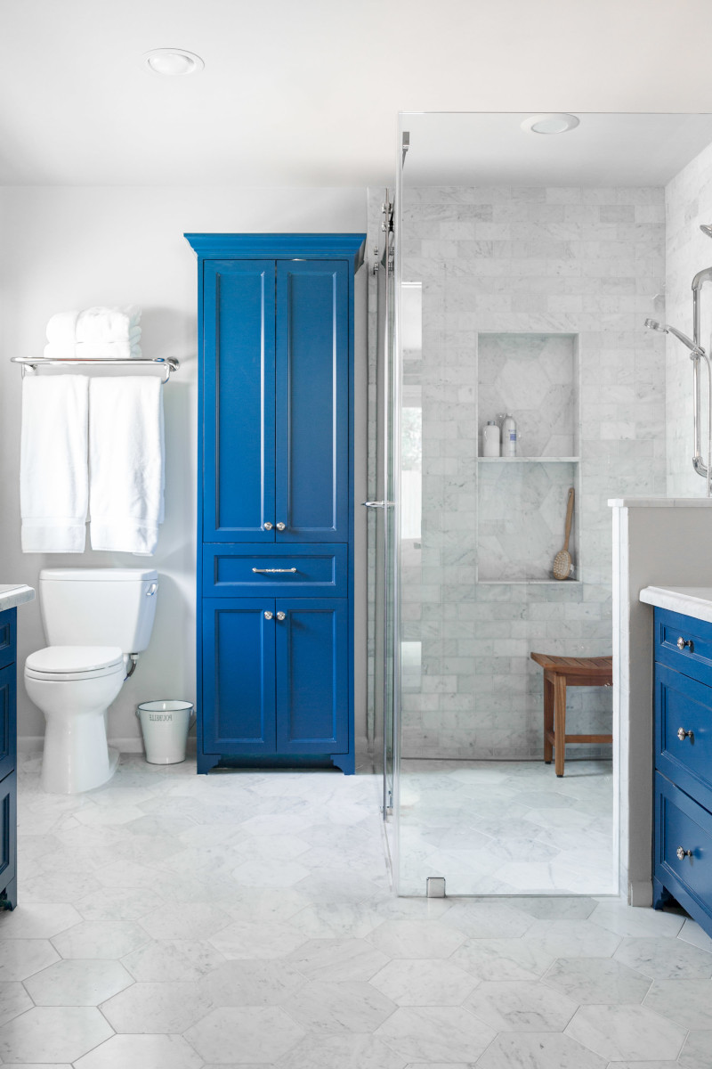 petite salle de bain avec baignoire en blanc et bleu