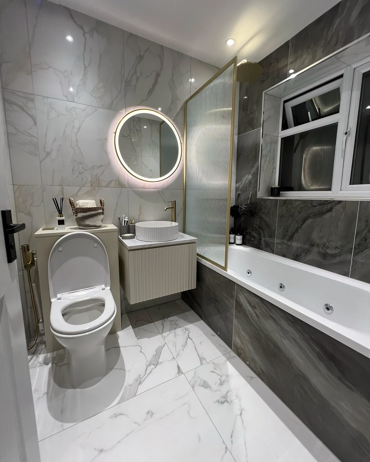 petite salle de bain moderne carrelage marbre blanc et gris