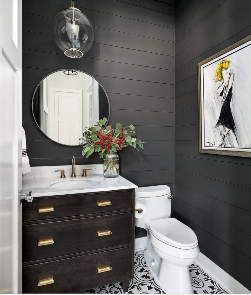 petite salle de bain noir et bois fonce elements blancs
