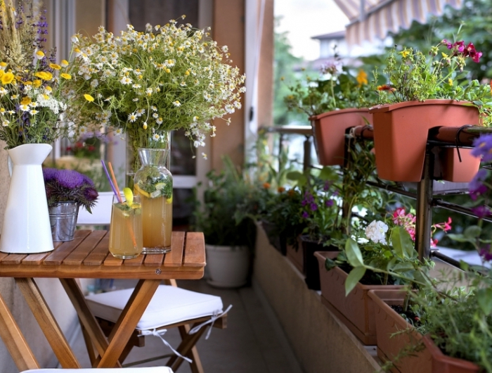 petite table bois balcon plante brise vue balcon fleurie