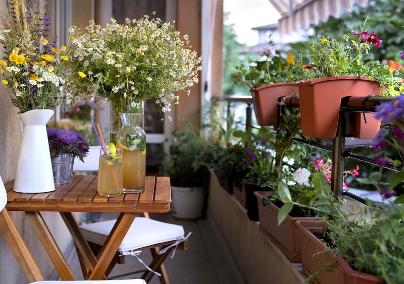 petite table bois balcon plante brise vue balcon fleurie
