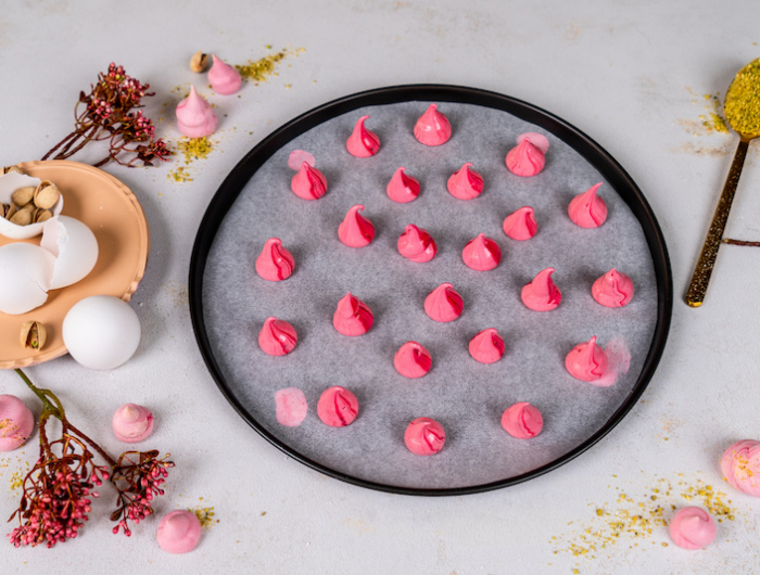 plaque de four aux meringues roses a enfrourner cuisson meringue