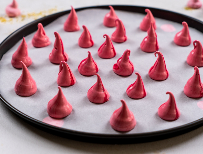 plaque de four avec des meringues roses rangés à l intérieur idee recette dessert francais