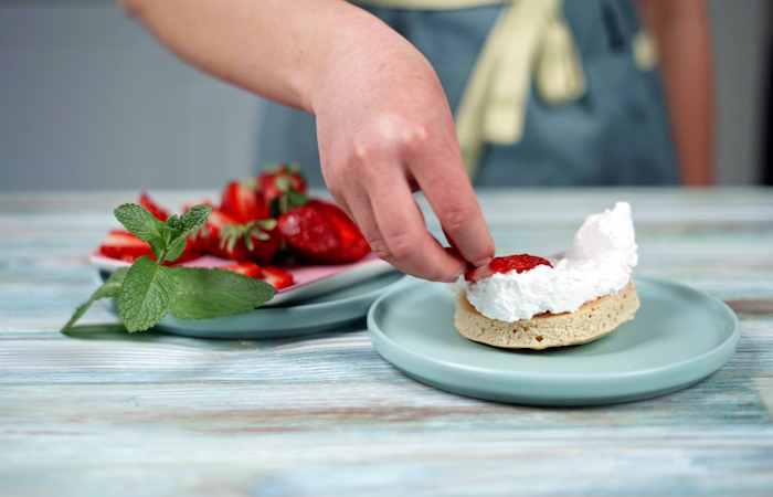 ranger des fraises sur la biscotte badigeonnee de creme fouettee mini gateau individuel maisonjpg