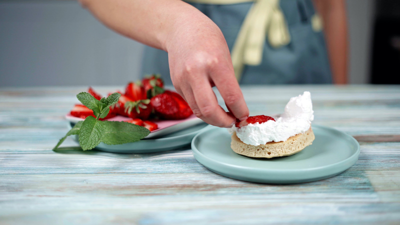 ranger des fraises sur la biscotte badigeonnee de creme fouettee mini gateau individuel maisonjpg