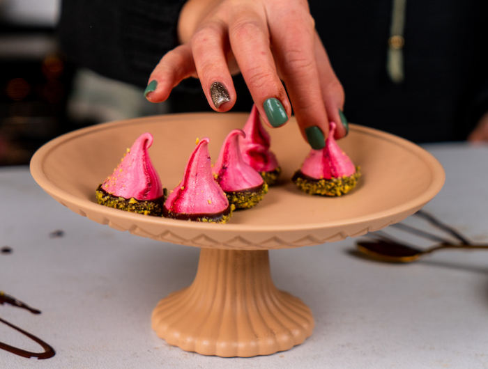 ranger les meringues dans une assiette de presentation dessert elegant francais