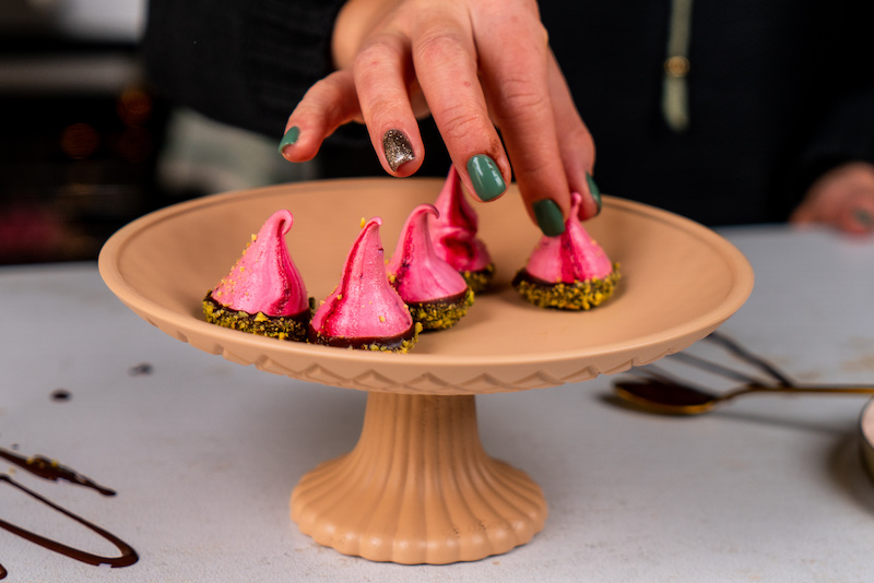 ranger les meringues dans une assiette de presentation dessert elegant francais