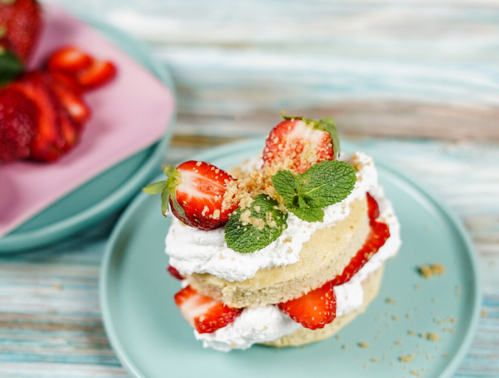 regime sans gluten biscotte creme fouettee fraises menthe decoration dessert healthy