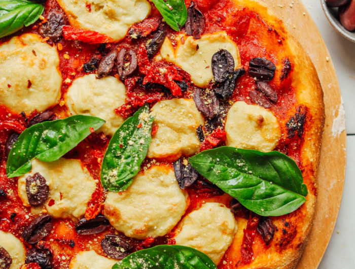 regime vegetarien pizza a la mozazrella vegan et tomates