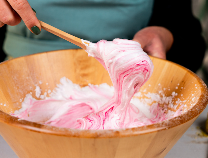 remuer a l aide d une spatule colorant rose aujoute aux blancs d oeuf recette meringue facile