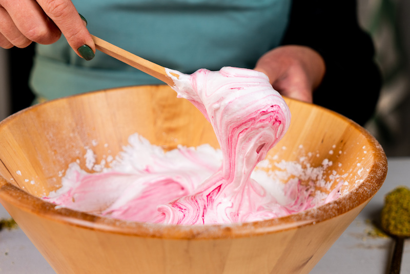 remuer a l aide d une spatule colorant rose aujoute aux blancs d oeuf recette meringue facile