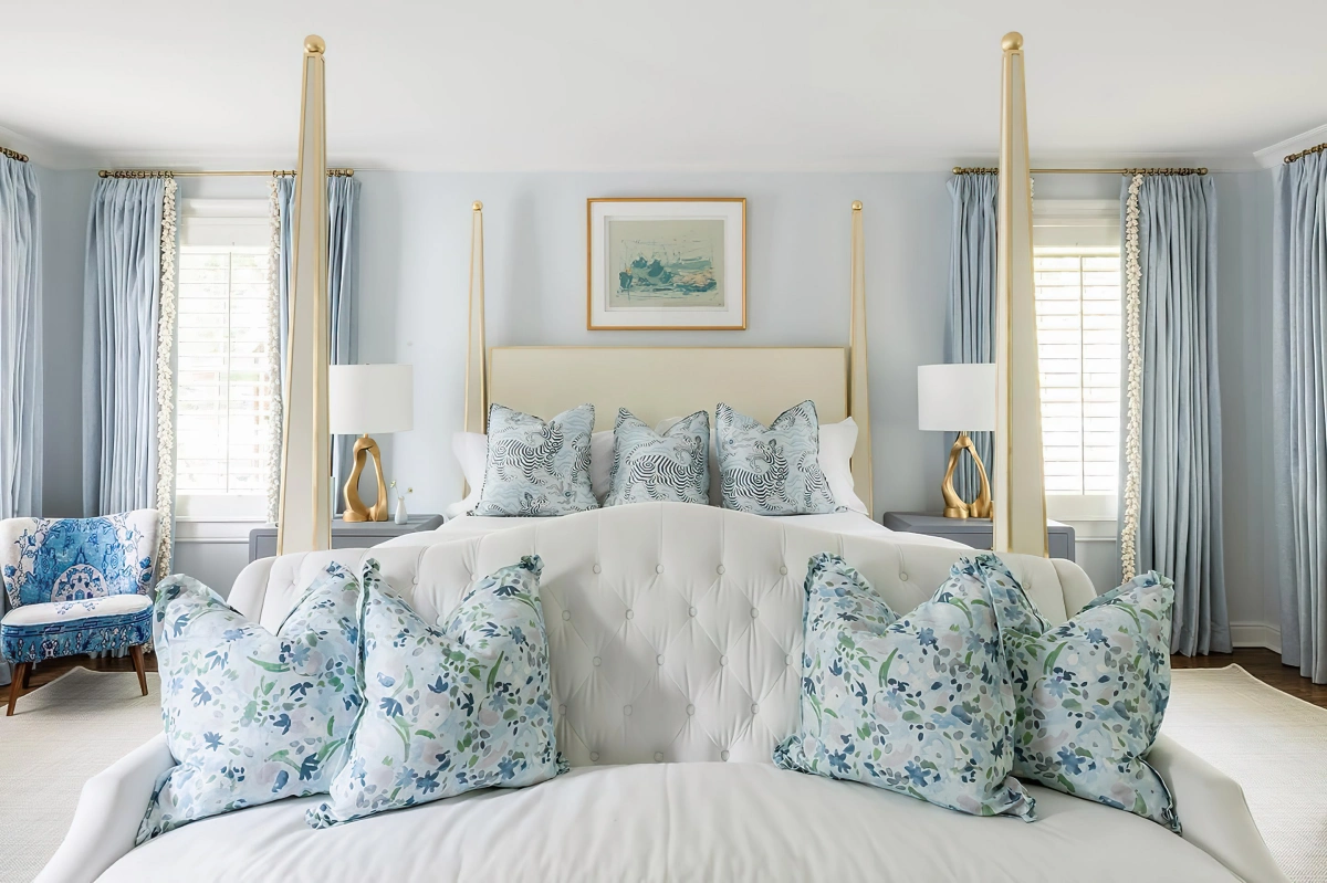 rideaux bleus tete de lit beige cadre photo bois lampe de chevet bois et or