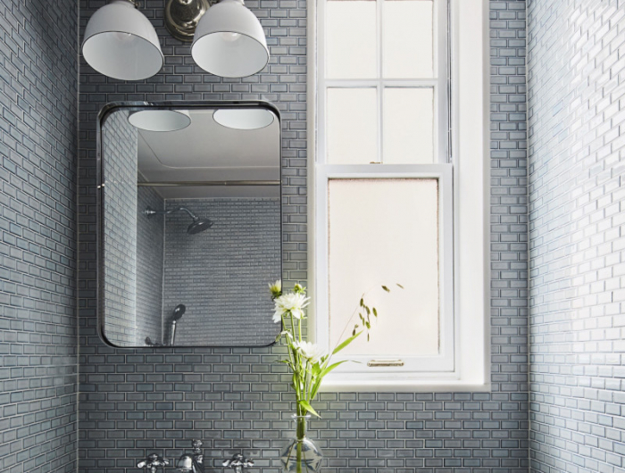 salle de bain gris et blanc carrelage gris fenetre