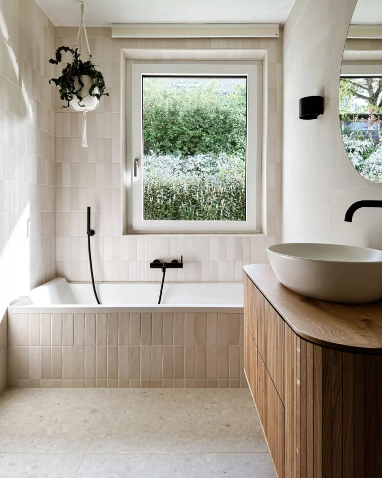 salle de bain moderne et chic carrelage beige baignoire blanche