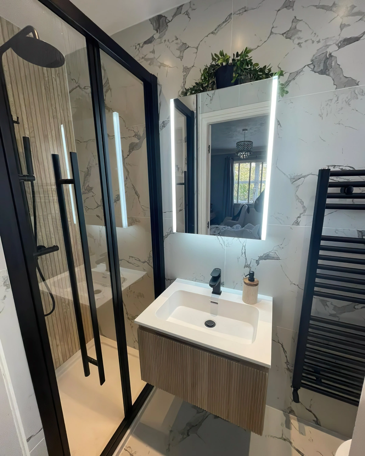 salle de bain moderne petite lavabo suspendu miroir eclairage integre