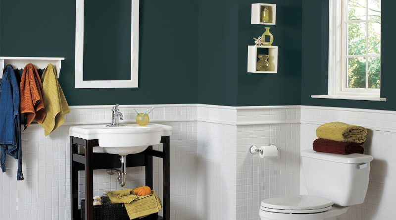 salle de bain petite surface peinture en vert fonce et blanc
