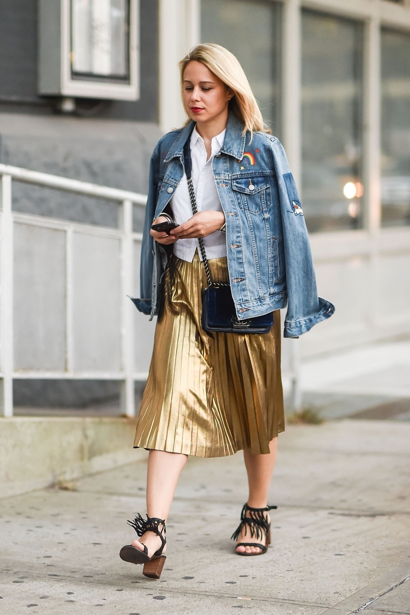 style avec veste en jean femme jupe plissee couleur doree