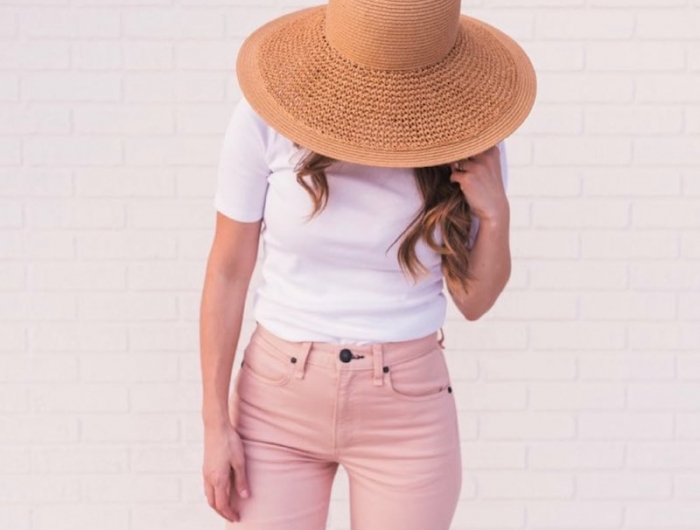 t shirt blanc pantalon rose chapeau paille avec quoi porter le rose