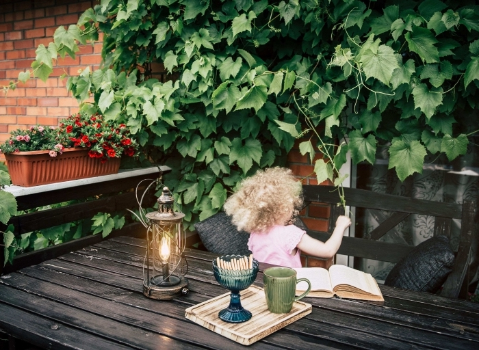 table bois fonce lanterne jardiniere plante balcon toute l année