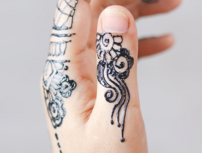 tatouage ephemere au jagua noir bleutre sur la main