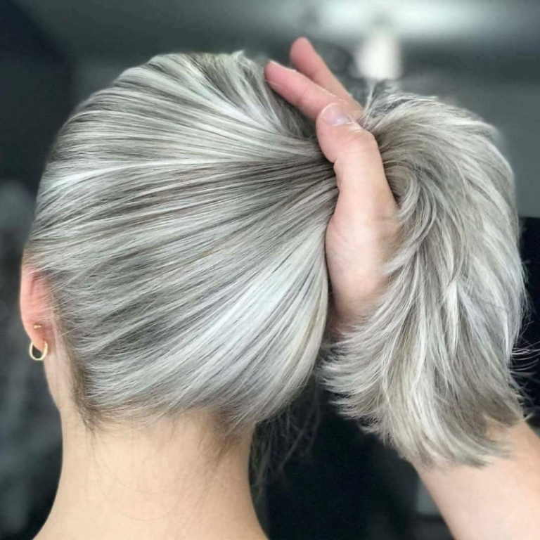 Balayage inversé sur cheveux blancs ou gris zoom sur la tendance capillaire phare du moment