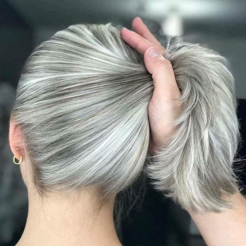 Balayage inversé sur cheveux blancs ou gris : zoom sur la tendance