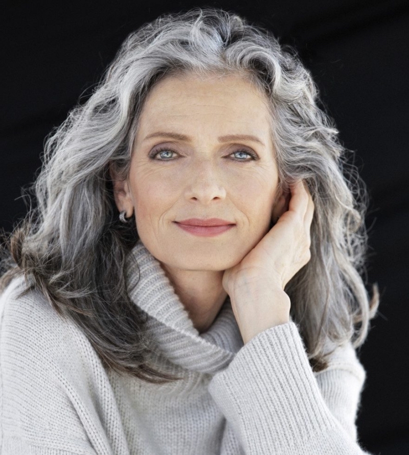 Size cut 60-year-old woman coloring white hair woman
