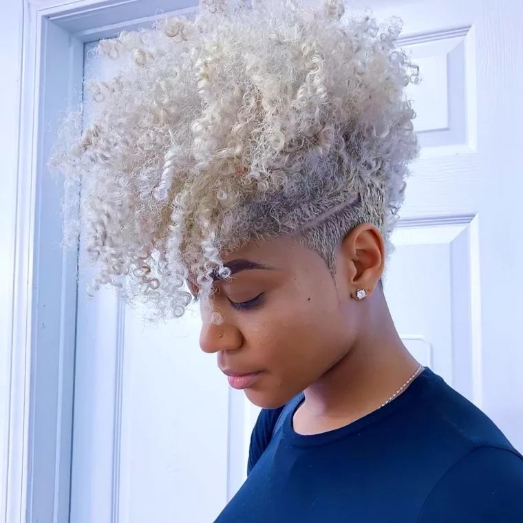 frohawk coupe femme afro cheveux blancs