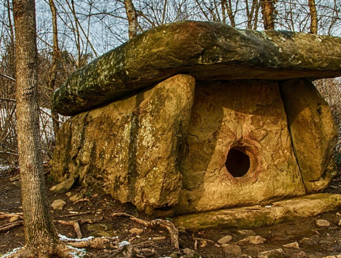 grosse pierre pour jardin deco avec trois monolites un sur autre