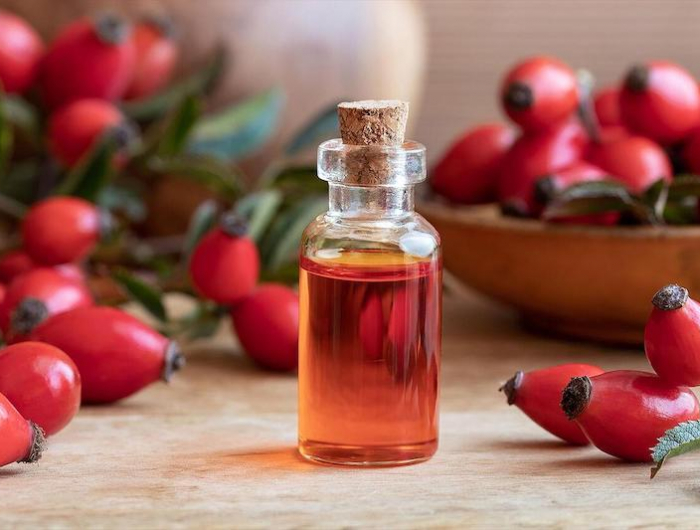 la rose muskee huile essentielle pour rajeunir huille essentiel en bouteille ver