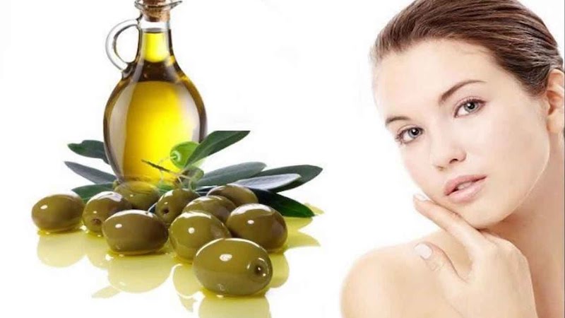 olive oil helps with sagging skin of the face of a blue-eyed woman
