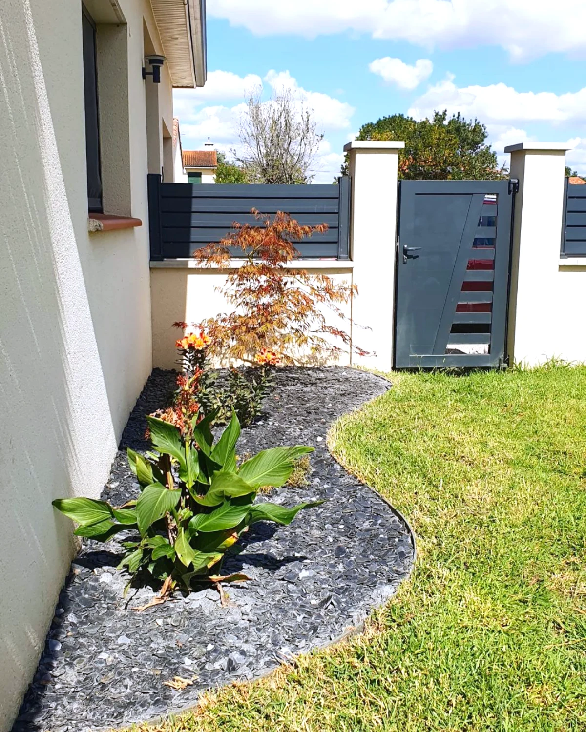 agencement exterieur jardin avec ardoise maison pelouse verte