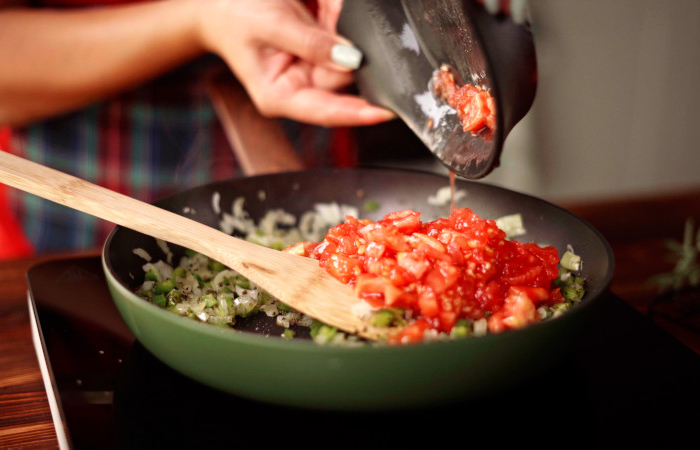 ajouter la pulpe des tomates à la garniture