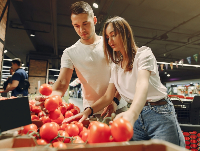 alimentation legumes tomates couple supermarche sante