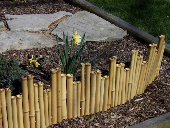 bordure parterre de fleurs avec des bambous naturels