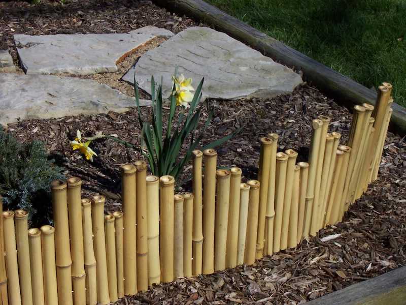 bordure parterre de fleurs avec des bambous naturels