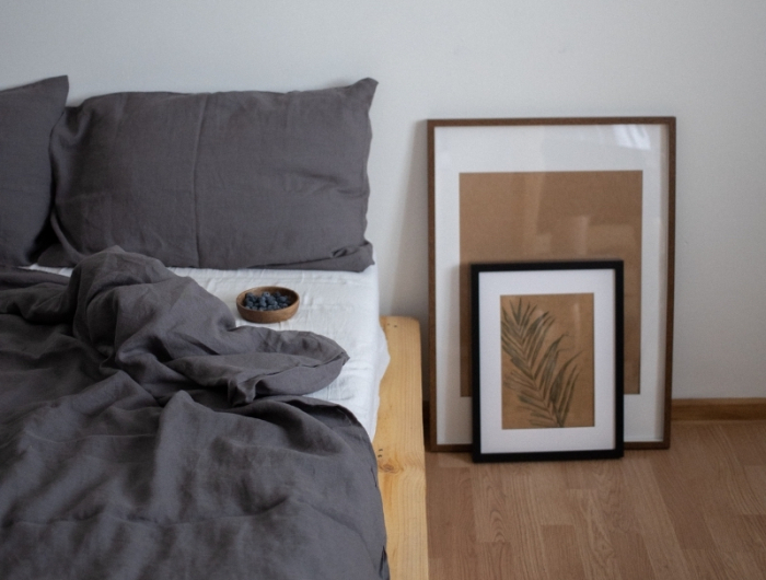 cadre photo diy parquet bois decoration chambre a coucher lingerie gris anthracite