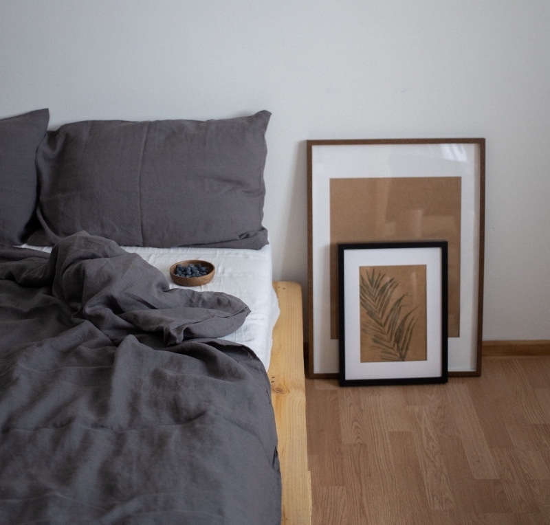 cadre photo diy parquet bois decoration chambre a coucher lingerie gris anthracite