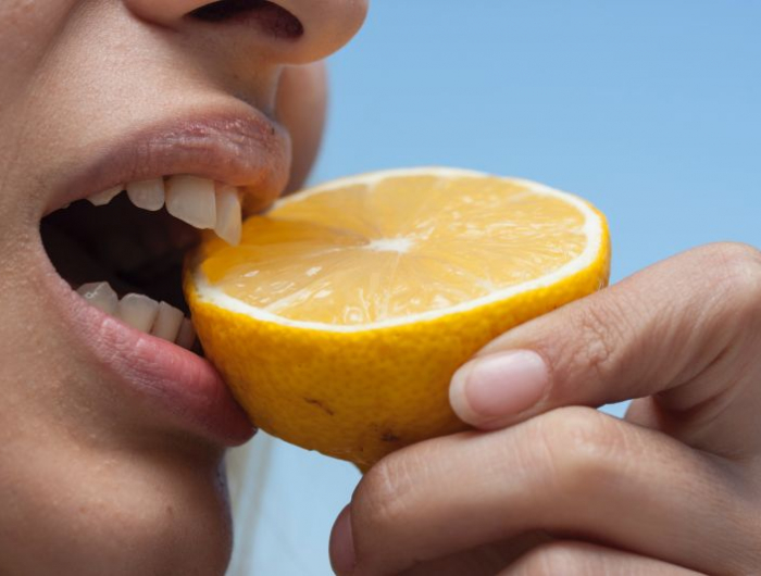 calculateur de calories gratuit un femme qui mange du citron